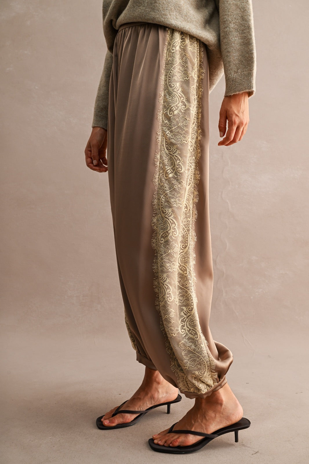 Lace Baloon pants